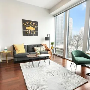 Apartment Hostwise - The Washington At Chatham - Free Parking, Private Gym, Skyline Views!, Pittsburgh