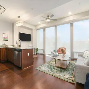 Apartment Hostwise Stays - The Washington At Chatham - Free Parking, Private Gym, Skyline Views!, Pittsburgh
